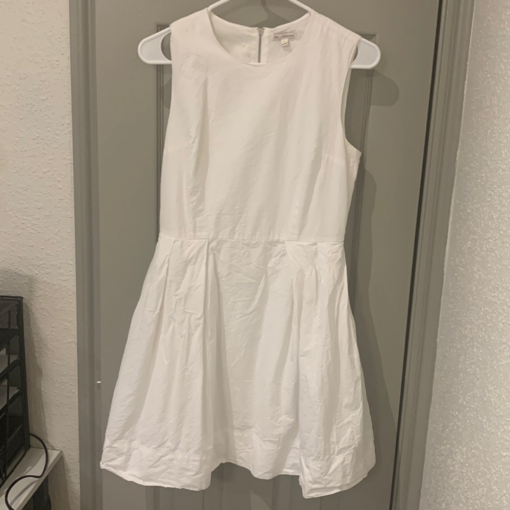 White Gap Dress. Fitted top with flared bottom.